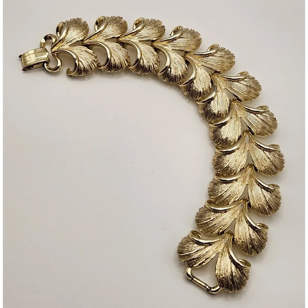 Vintage Lisner Gold Tone Textured Leaf Link Bracelet 7